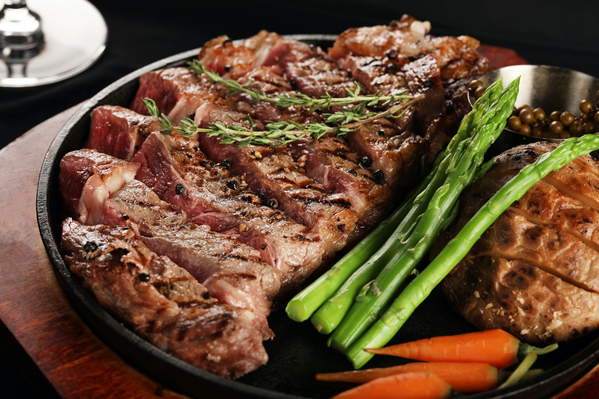grilled steak with vegetables and bread