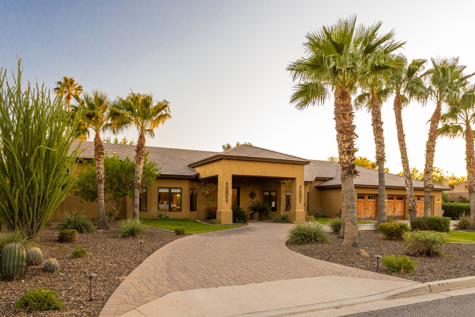 exterior view of a scottsdale vacation home